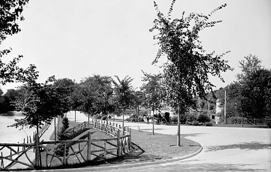 Calèche sur la promenade, en 1910. Source : Canada. Ministère des Mines et des Relevés techniques / Bibliothèque et Archives Canada / PA-023224.