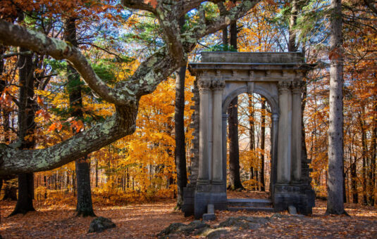 L'arc de Triomphe, une ruine populaire du domaine Mackenzie-King.