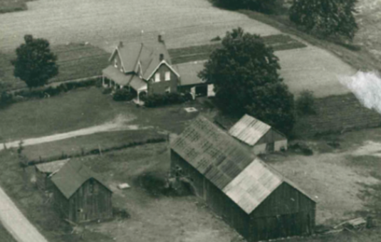 Photo aérienne en noir et blanc de la ferme des Whyte.