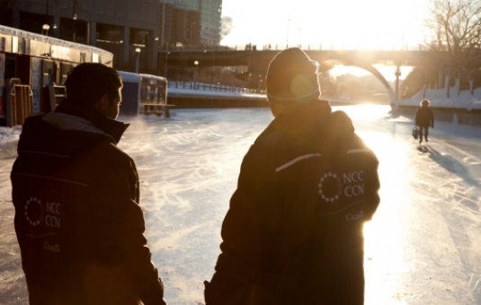 Deux employés de la CCN sur la patinoire du canal Rideau