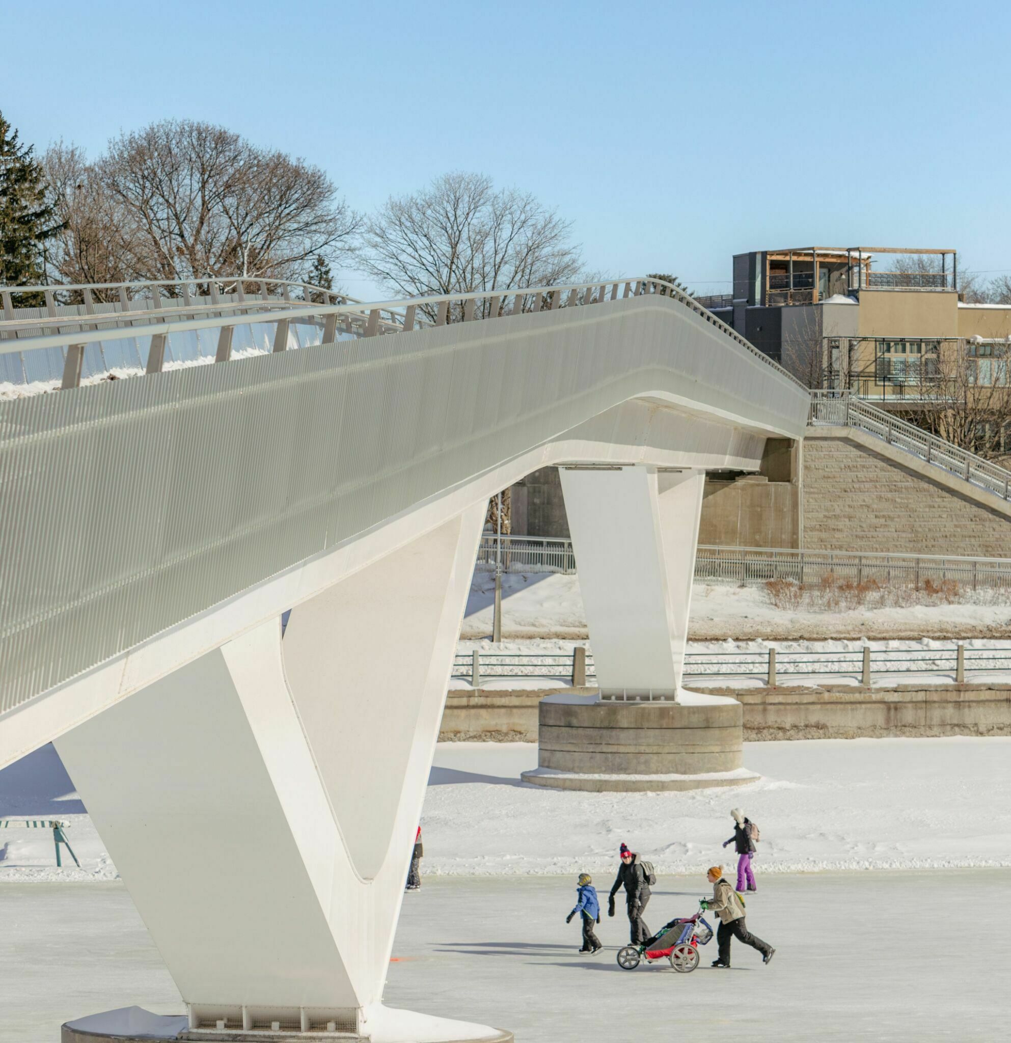 Des gens circulent en patin sur la patinoire du canal Rideau.