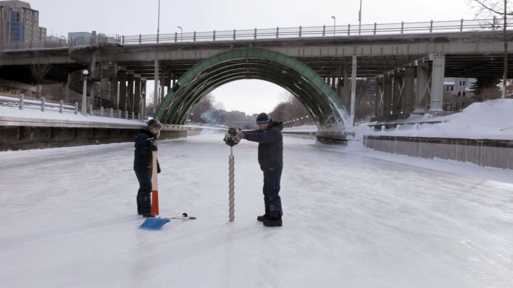 Équipes qui prennent un échantillon de glace de la patinoire du canal Rideau.