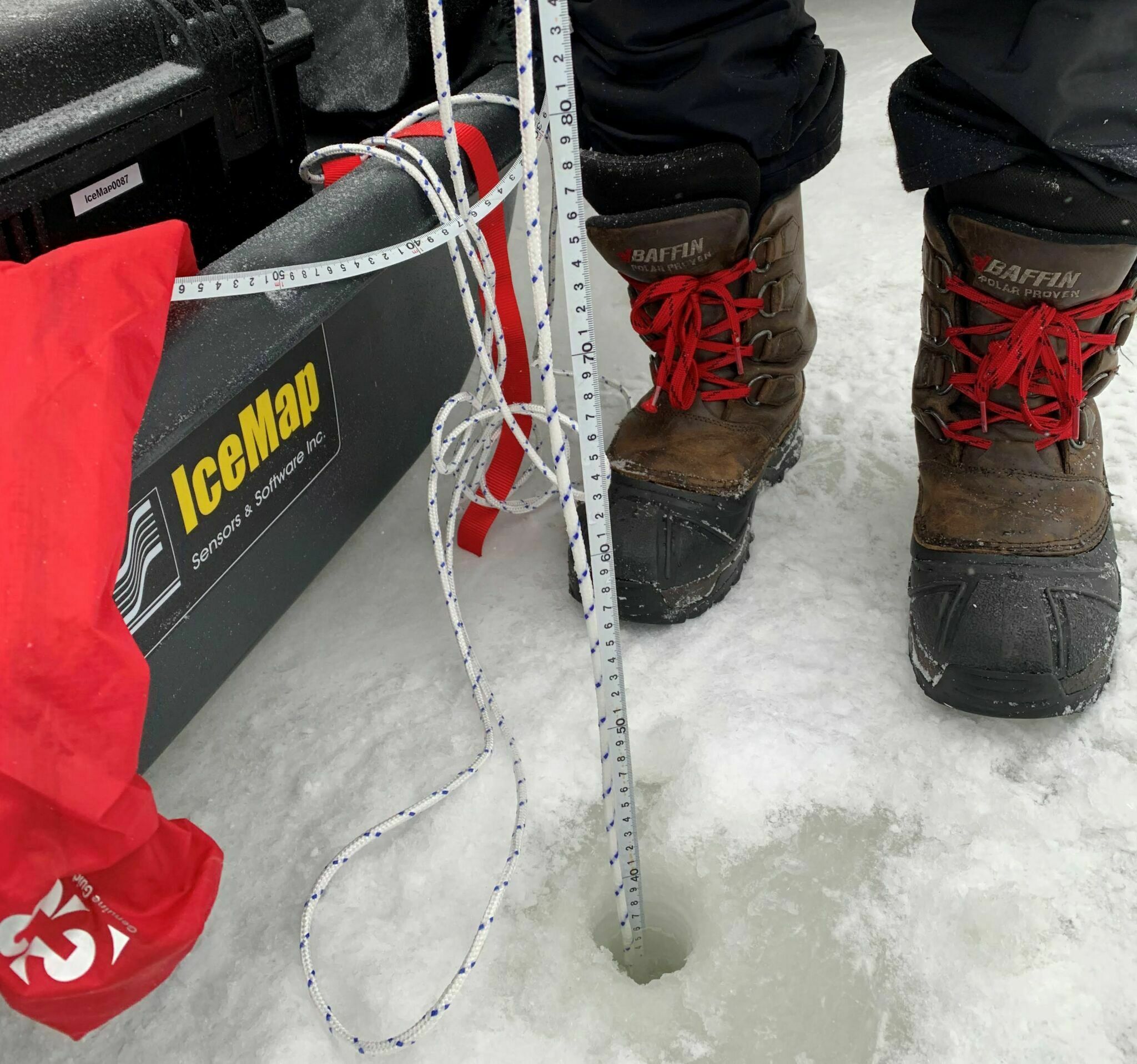 Installation d'une sonde dans la glace de la patinoire du Canal Rideau.