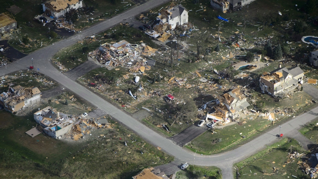 Des dégâts causés par une tornade sont constatés à Dunrobin (Ontario), à l'ouest d'Ottawa, le 22 septembre 2018. Source : LA PRESSE CANADIENNE/Sean Kilpatrick